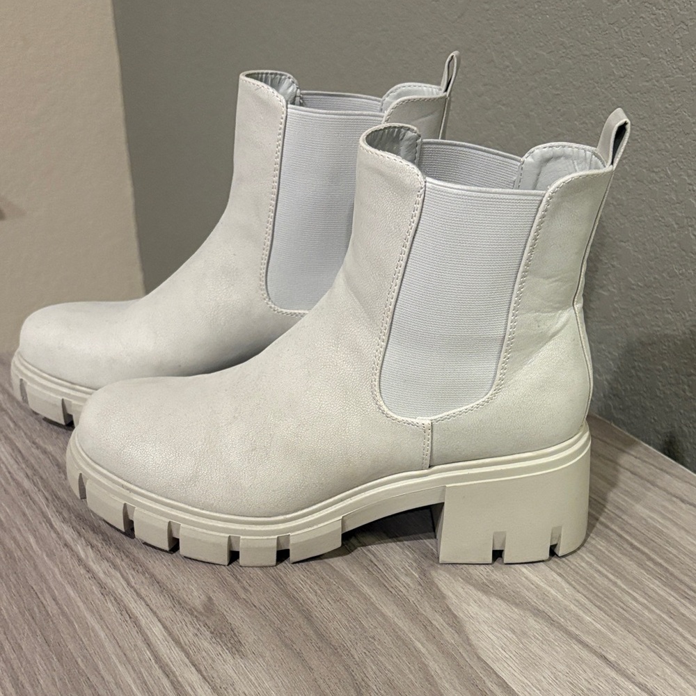 Women's Cream colored Chunky MIA Chelsea Boots size 9